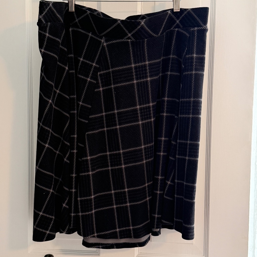 Black plaid skirt - 3x